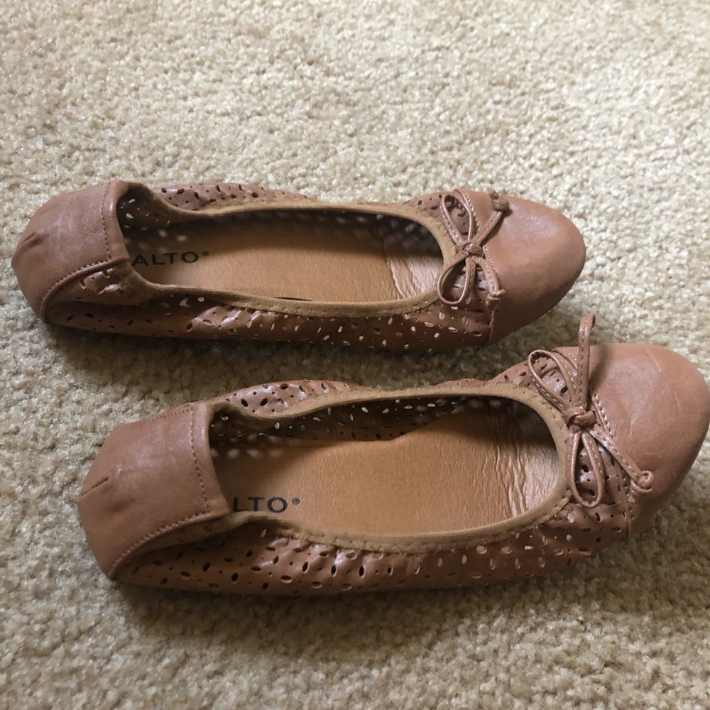 Brown/tan ballet flats
